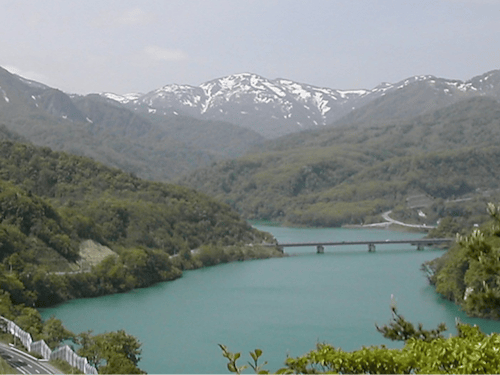 入畑ダムから焼石岳方面