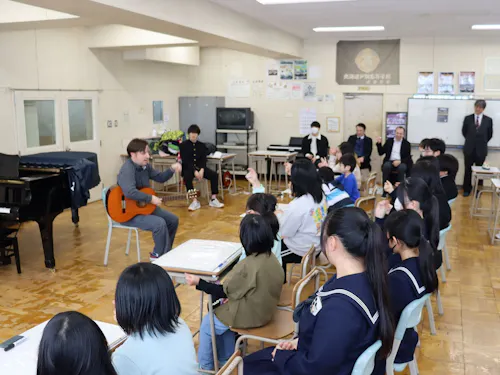 国際交流員を講師に迎え、小学校で音楽の交流授業