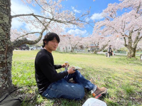 桜の木の下を独り占めする上田さん