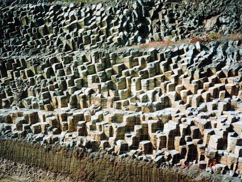 六角形の石柱が立ち並ぶ「龍鱗郷」。その名の通り龍の鱗のような珍しい地形!