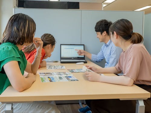 社内打合せの様子