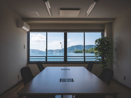海が見えるオフィスで、快適に作業ができます