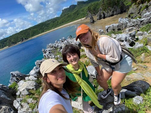 国頭村辺戸岬で海外からの観光客の対応