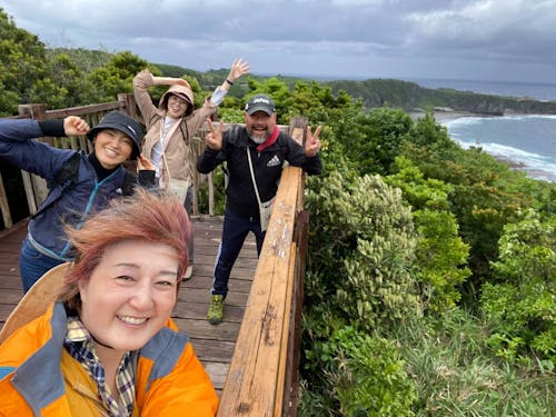 辺戸ウォークの参加者と⼀緒に