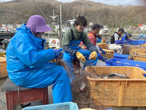 地域課題解決に向けて、漁港の現場で地域の方と交流する様子。