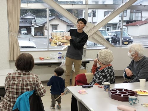 山本隊員 定期開催している交流サロンの様子