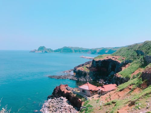 宇津観音堂。日本海にそびえたつ断崖絶壁と弘法大師の正観音。