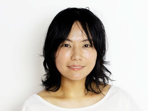 東京都出身。能美市の古民家に住みながら九谷焼作家として 作陶と子育てを楽しむ。