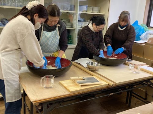 そば粉をこねて、伸ばして