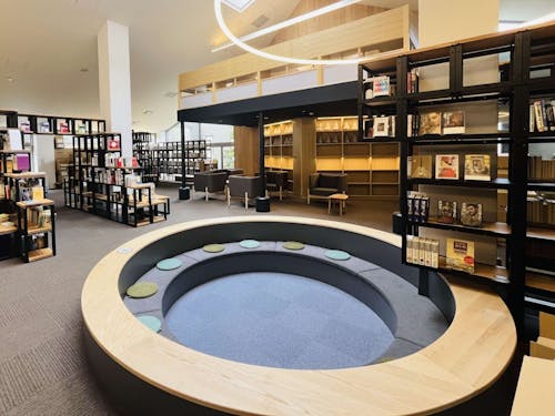 元湯船を活用した図書館