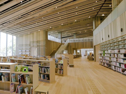 木の香に包まれた心地よい図書館