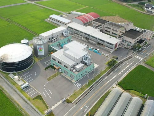 元校庭にはバイオマスセンターがあり、カフェで出た食品ごみは電気と肥料にリサイクル