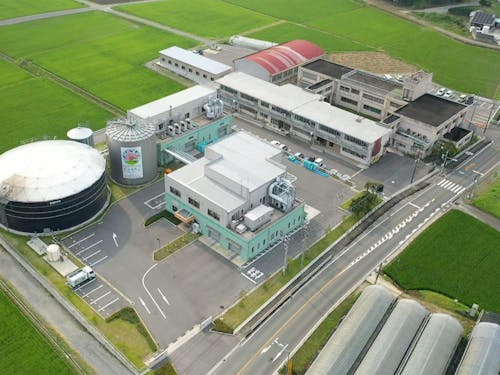 元校庭にはバイオマスセンターがあり、カフェで出た食品ごみは電気と肥料にリサイクル