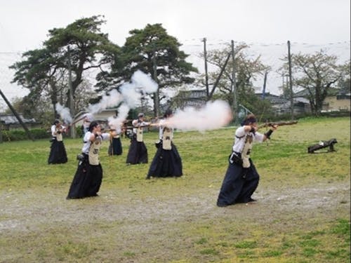 横隊斉射し轟音と共に白煙を上げる 「松山藩荻野流砲術」