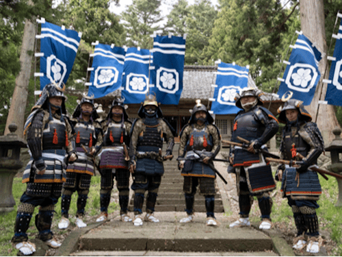 出羽松山藩酒井家の家紋付き旗指物を着けた勇壮な武者隊