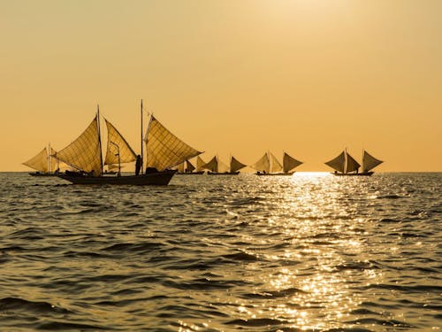 黄金色の夕陽に映える帆船。新鮮な海の幸と、漁師町ならではの温かいコミュニティ。