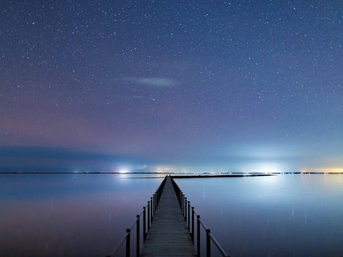 満天の星空が水面に映り込む、感動の絶景。都会では見られない宇宙との出会いがここに