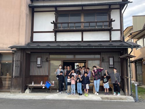 平泉町の子供達とお店の床を色塗りWS