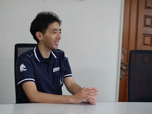 上の写真は総務部の皆川さん