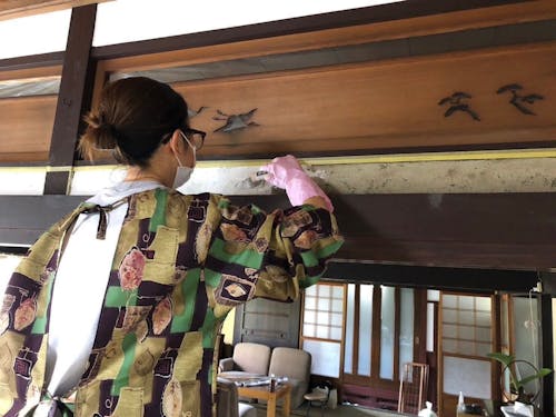 明るい雰囲気になるように砂壁をはがし漆喰壁に。