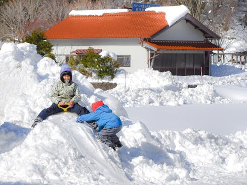 しっかり雪国でもある新庄村、冬の子供達はカラフルで可愛いです