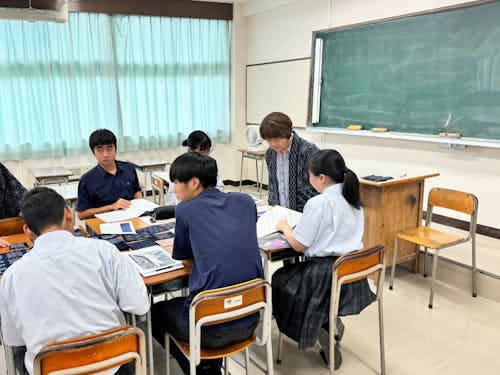 先生でも友達でもない、"ナナメの関係"が高校生の心を開く