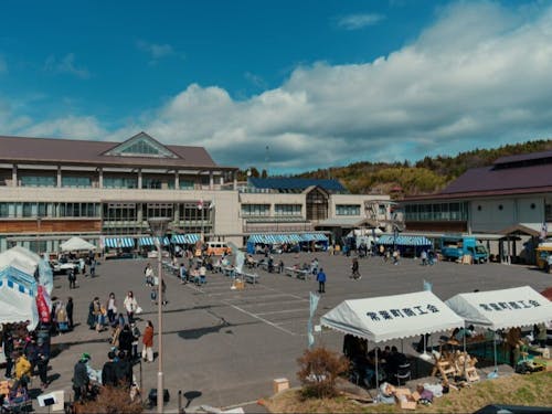 初開催したマルシェtoco*の様子。強風の中、784名が来場し大盛況となった