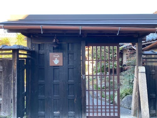 「本と喫茶Simple」の外観。趣のある門がお出迎え。