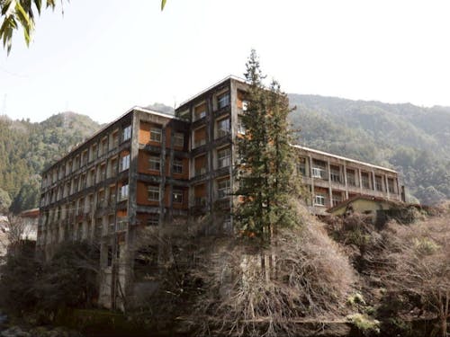 剣山への道中から見える一宇中学校の様子