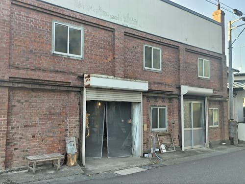 上野さんが運営する「わたしの素ペース」。階上駅前の味噌蔵をリノベーションした