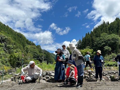 種まきを地元の師匠から教わります