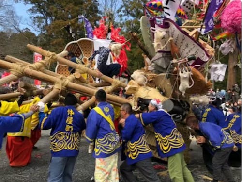 ダシを担ぐ様子