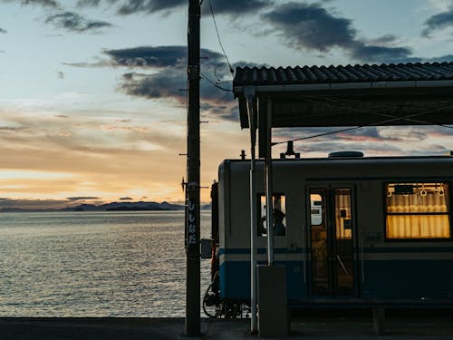 "海に浮かぶ無人駅"下灘駅