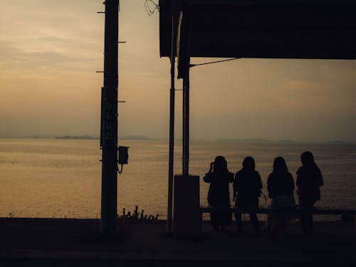 海に浮かぶ無人駅「下灘駅」