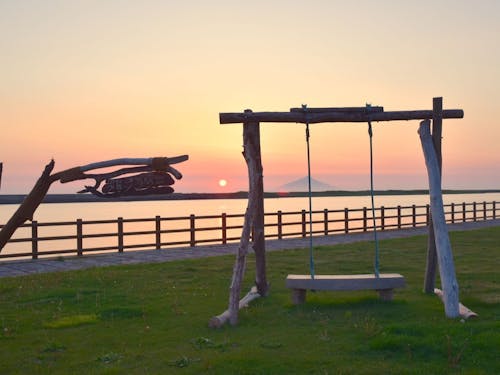 「日本海に沈む夕日と天塩川。市街地至近の天塩川河川公園から見る夕景トワイライト」