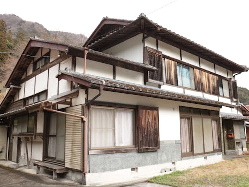 今回取得したのは、築70年余りの二階建ての家。