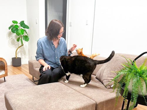 自宅でゆったり過ごす室橋さん