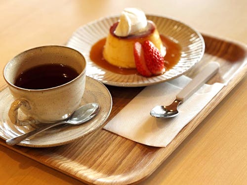 カラメルソースがほろ苦く、玉子が濃厚でちょっと固めのプリン。スタッフの手作り!