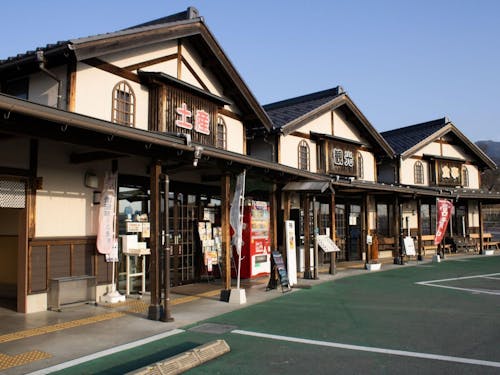 湖東三山をイメージした外観。三角屋根の3つの建物が特徴的です。