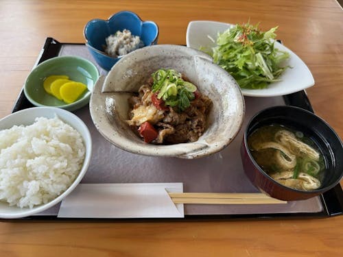 人気の黒毛和牛すじ煮込み定食。栄養もボリュームも満点です!