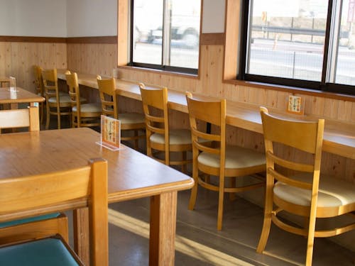 店内は広々としていて、ドライブ中の疲れを癒せる空間になっています。