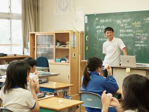 食育の一環として、町内の有機農家さんが出前授業に出向く