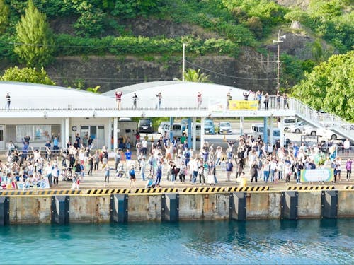 父島のフェリーが出港するときは、多くの島民がお見送りをします。