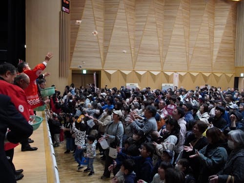 食フェスタでのお菓子まきの様子(ホールステージ)
