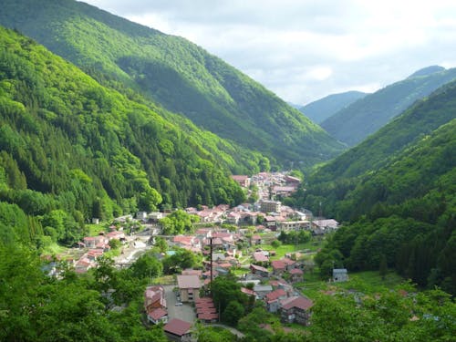 山々に囲まれた赤い屋根のふるさと「檜枝岐」