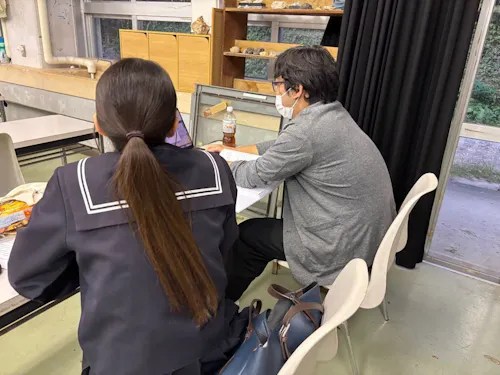 進路指導の相談に乗る野原さん（写真右）