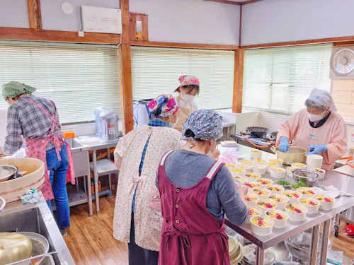 お弁当作りをする地域の方々