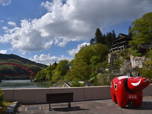 只見川を見下ろす圓藏寺と赤べこ