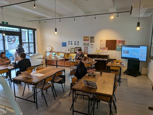 ルフランカフェ店内。もともと校長室と保健室でした。