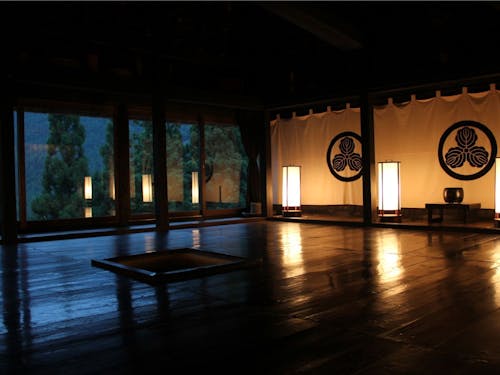 かやぶき古民家“ちいおり”。アレックスが購入し、保全活動を経て宿泊施設に改修。